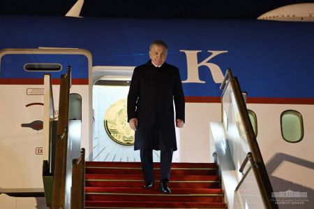 Президент Узбекистана прибыл в Баку 