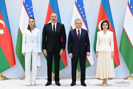 Озарбайжон Президенти тантанали кутиб олинди Озарбайжон Президенти тантанали кутиб олинди