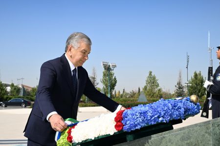Prezidentimiz Mustaqillik monumenti poyiga gul qoʻydi