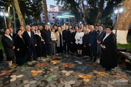 Президент маҳалла боғига кўчат экди Президент маҳалла боғига кўчат экди