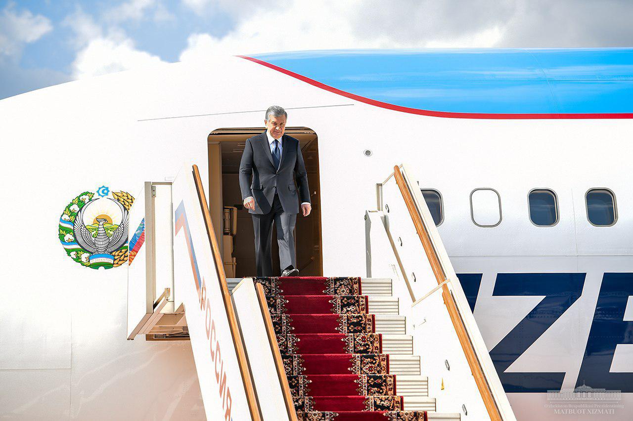 Shavkat Mirziyoyev arrives in Moscow