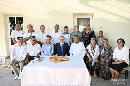President Visits a Makhalla in Romitan President Visits a Makhalla in Romitan