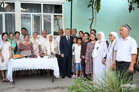 Uzbek President and Makhalla Residents Sincerely Converse
