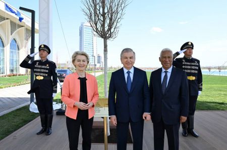 Президент Узбекистана и лидеры ЕС вместе посадили деревья в Самарканде