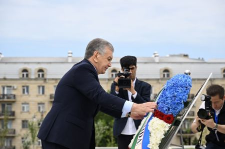 Президент Узбекистана почтил память героев Азербайджана