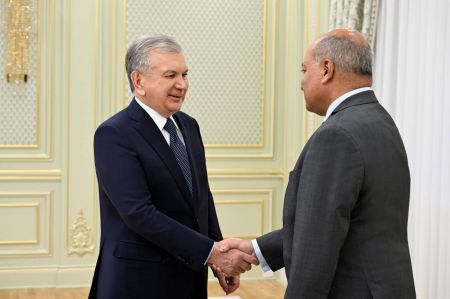 Президент Узбекистана провел встречу с советником Сумой Чакрабарти