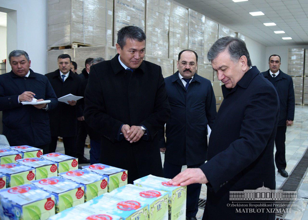 President Shavkat Mirziyoyev got acquainted with activity of an enterprise on processing fruit and vegetable products “Darmon sharbati” in Yakkabag district