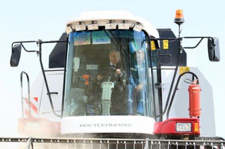 Shavkat Mirziyoyev Inspects Wheat Field Shavkat Mirziyoyev Inspects Wheat Field