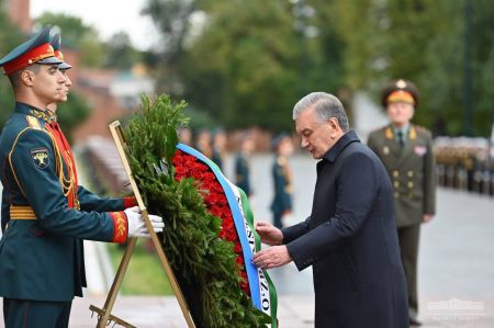 President of Uzbekistan Lays Flowers in Alexander Garden in Moscow
