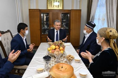 Prezident nuroniylar bilan suhbatlashdi Prezident nuroniylar bilan suhbatlashdi