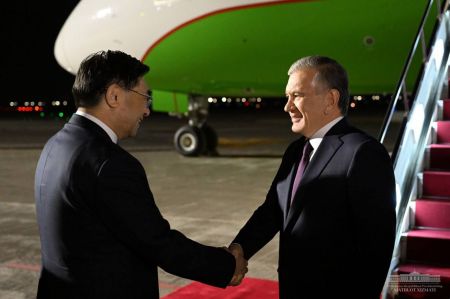 O‘zbekiston Prezidenti Sianga keldi O‘zbekiston Prezidenti Sianga keldi
