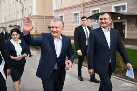 Президент Қаршидаги маҳаллада меҳмон бўлди Президент Қаршидаги маҳаллада меҳмон бўлди
