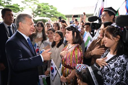 President of Uzbekistan meets with the Uzbek community in Korea