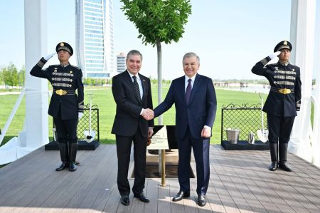 Лидеры Узбекистана и Туркменистана вместе  посадили дерево