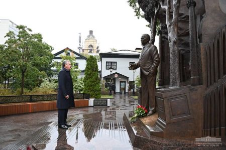 Президент Узбекистана посетил сквер Ислама Каримова в Москве