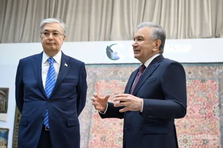 Президенты Узбекистана и Казахстана ознакомились с крупным ковровым предприятием в Хиве